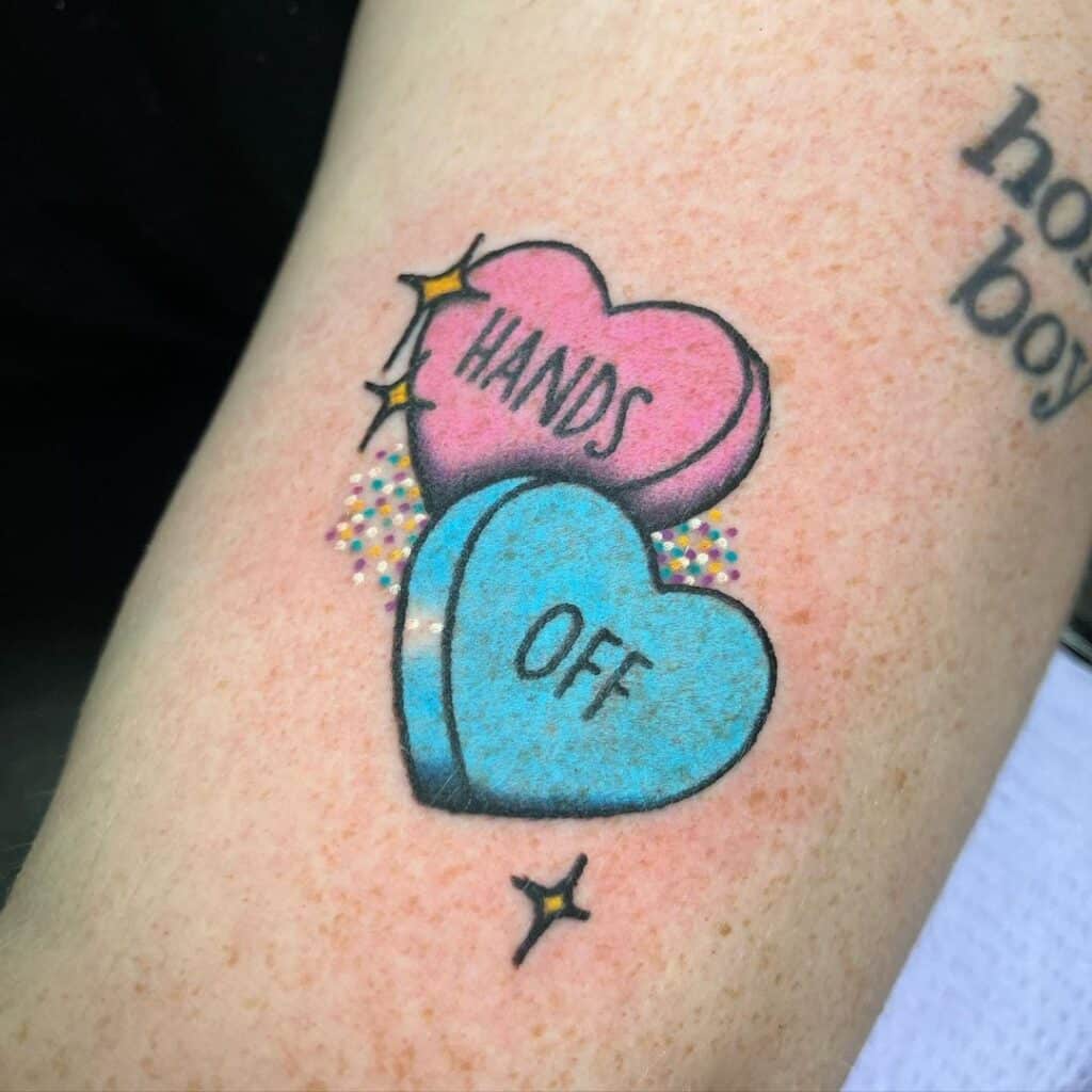 22 bonitos tatuajes de corazones de caramelo para inspirar tu próximo tatuaje