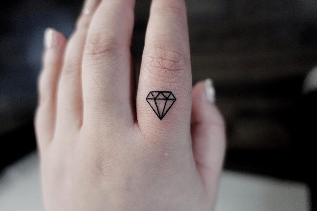 24 magníficos tatuajes de diamantes pequeños