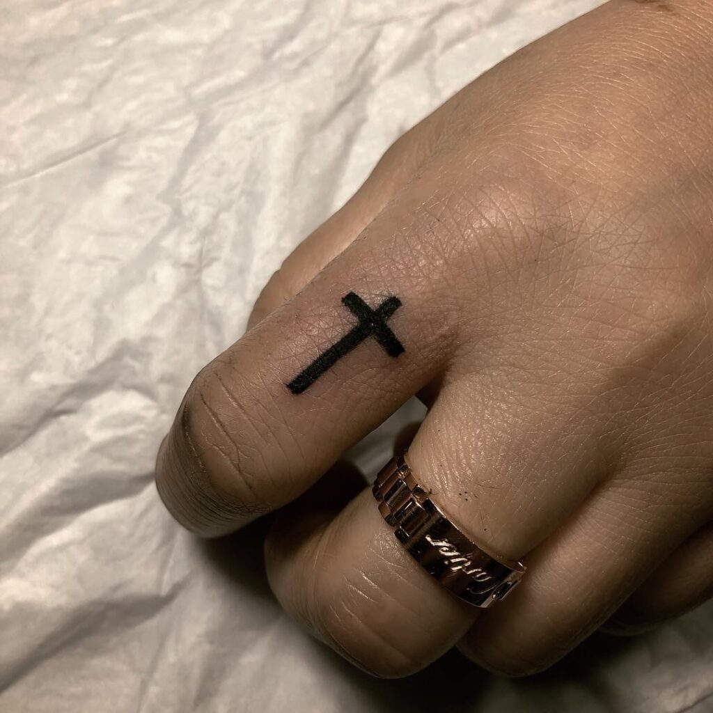 26 sencillos tatuajes de cruces como oda a tu fe