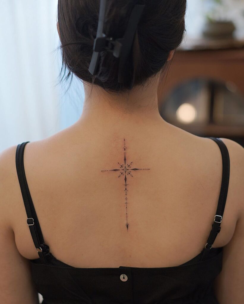 26 desenhos simples de tatuagem de cruz como uma ode à sua fé