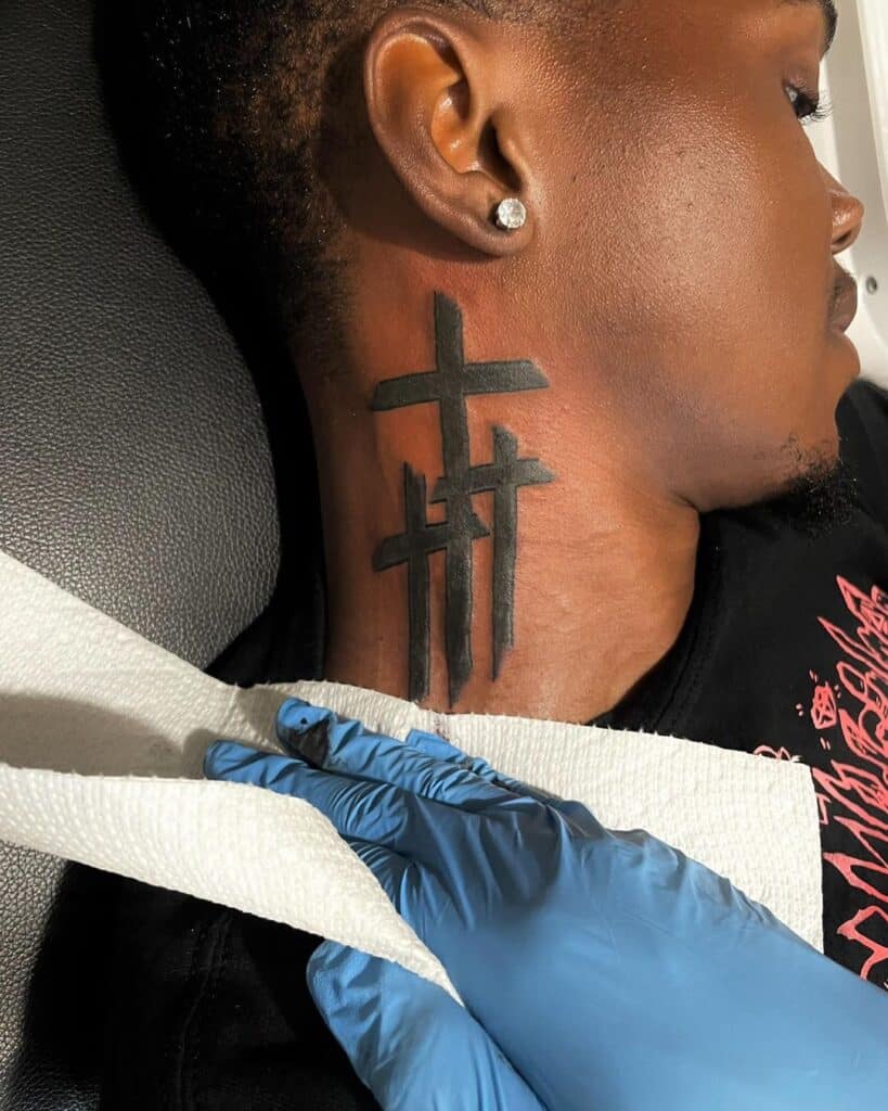 26 desenhos simples de tatuagem de cruz como uma ode à sua fé