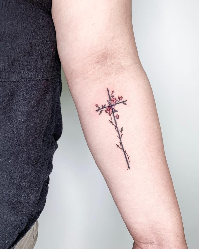 26 semplici disegni di tatuaggi a forma di croce come inno alla fede