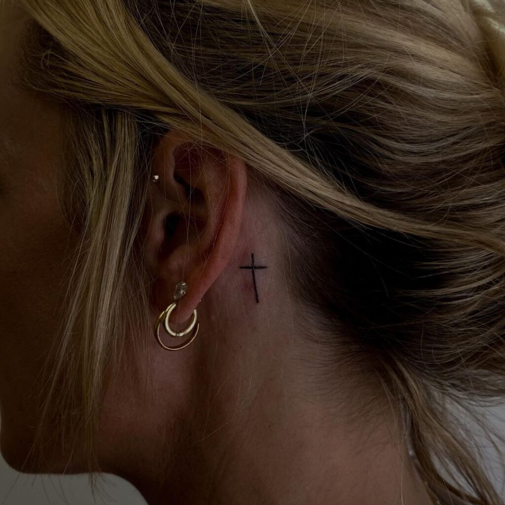 26 semplici disegni di tatuaggi a forma di croce come inno alla fede