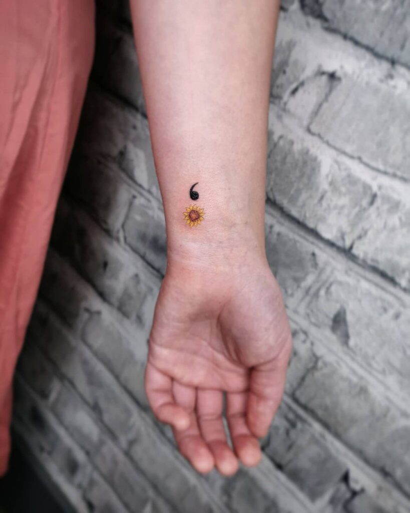 27 idées de tatouage de point-virgule résistantes et uniques avec signification