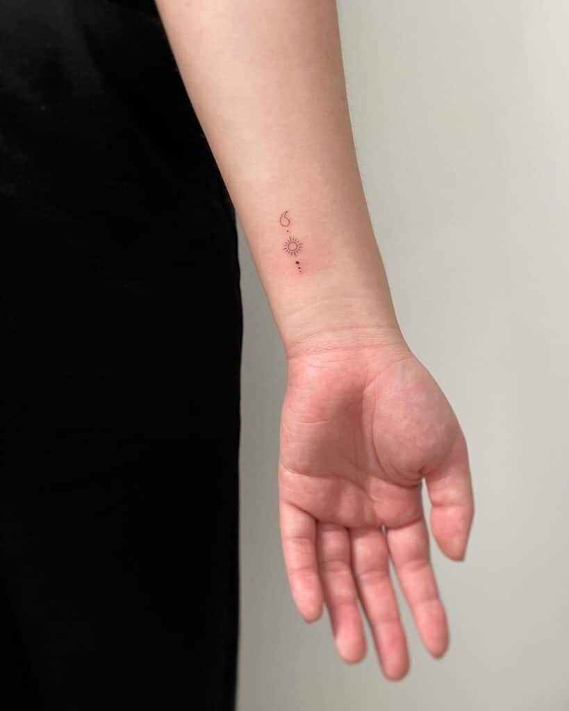 27 ideas de tatuajes de punto y coma con significados resistentes y únicos