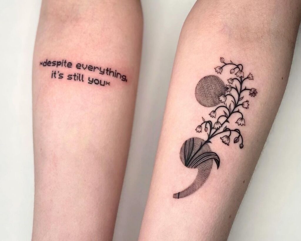 27 Ideias de tatuagens de ponto e vírgula resilientes e únicas com significados