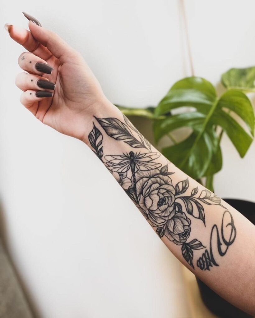 22 idee di tatuaggio floreale per decorare l'avambraccio