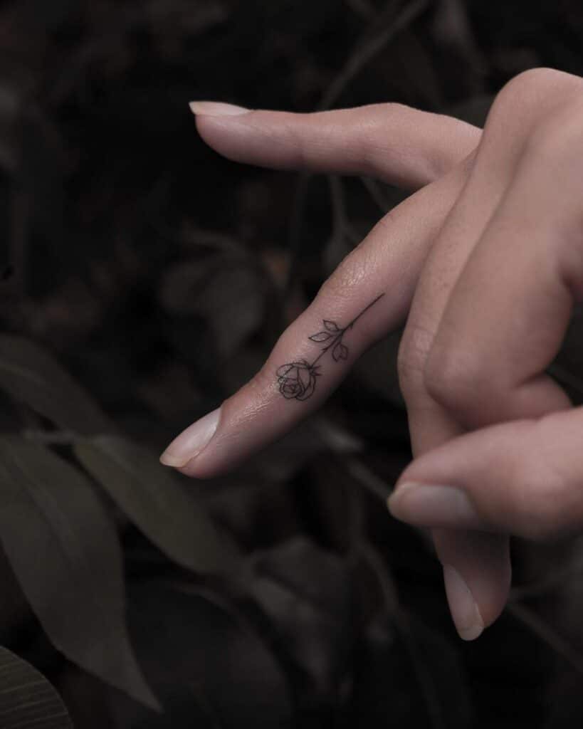 Do delicado ao ousado: 21 ideias de tatuagens de dedo bonitas para experimentar
