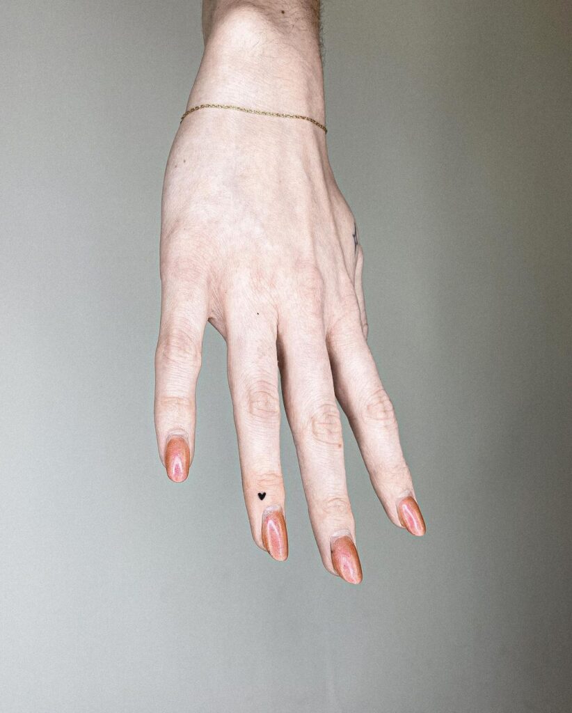 De la délicatesse à l'audace : 21 idées de tatouages sur les doigts à essayer