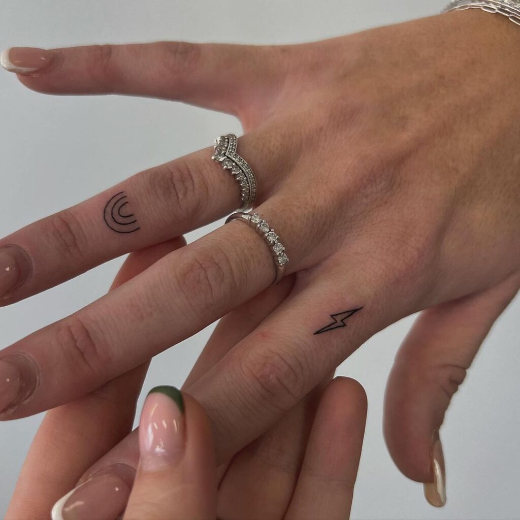 De la délicatesse à l'audace : 21 idées de tatouages sur les doigts à essayer