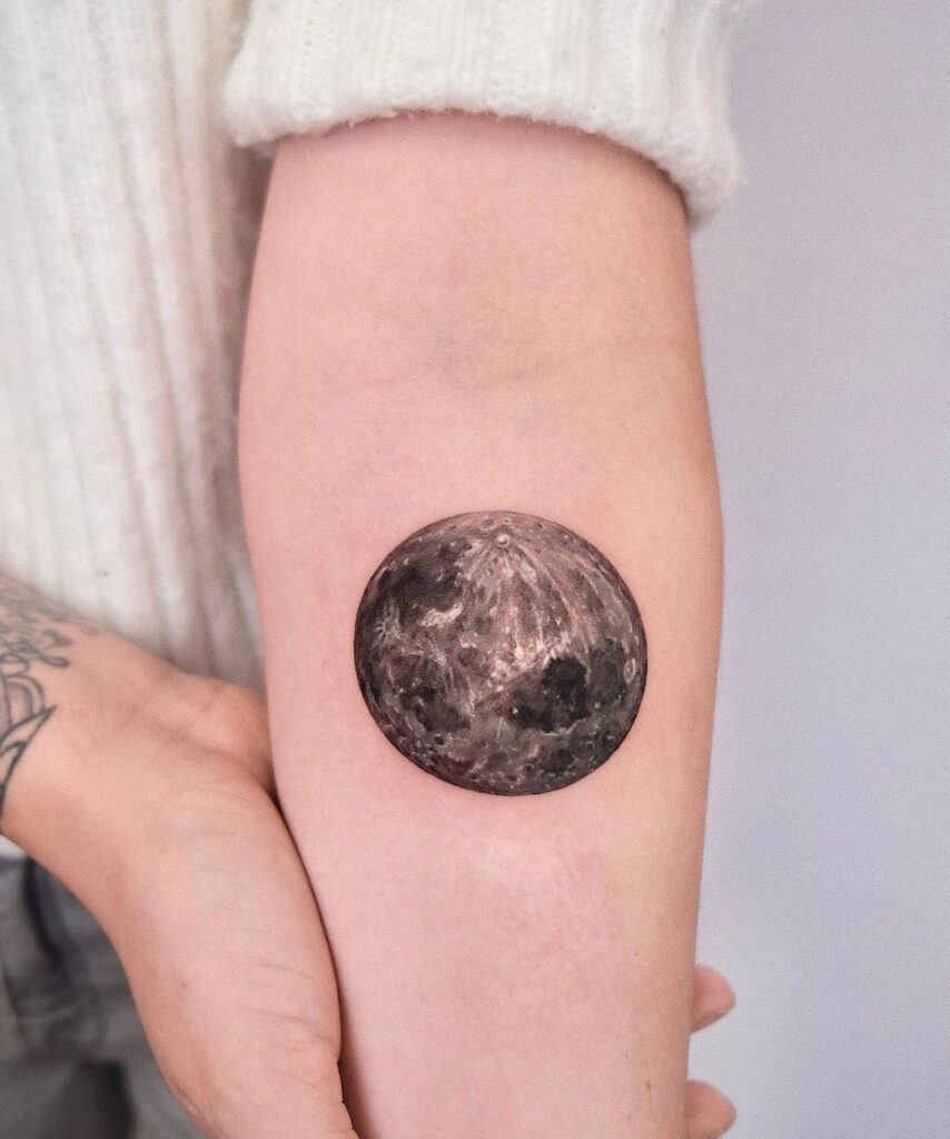 27 Ideen für Mond-Tattoos, die die Magie in dir darstellen