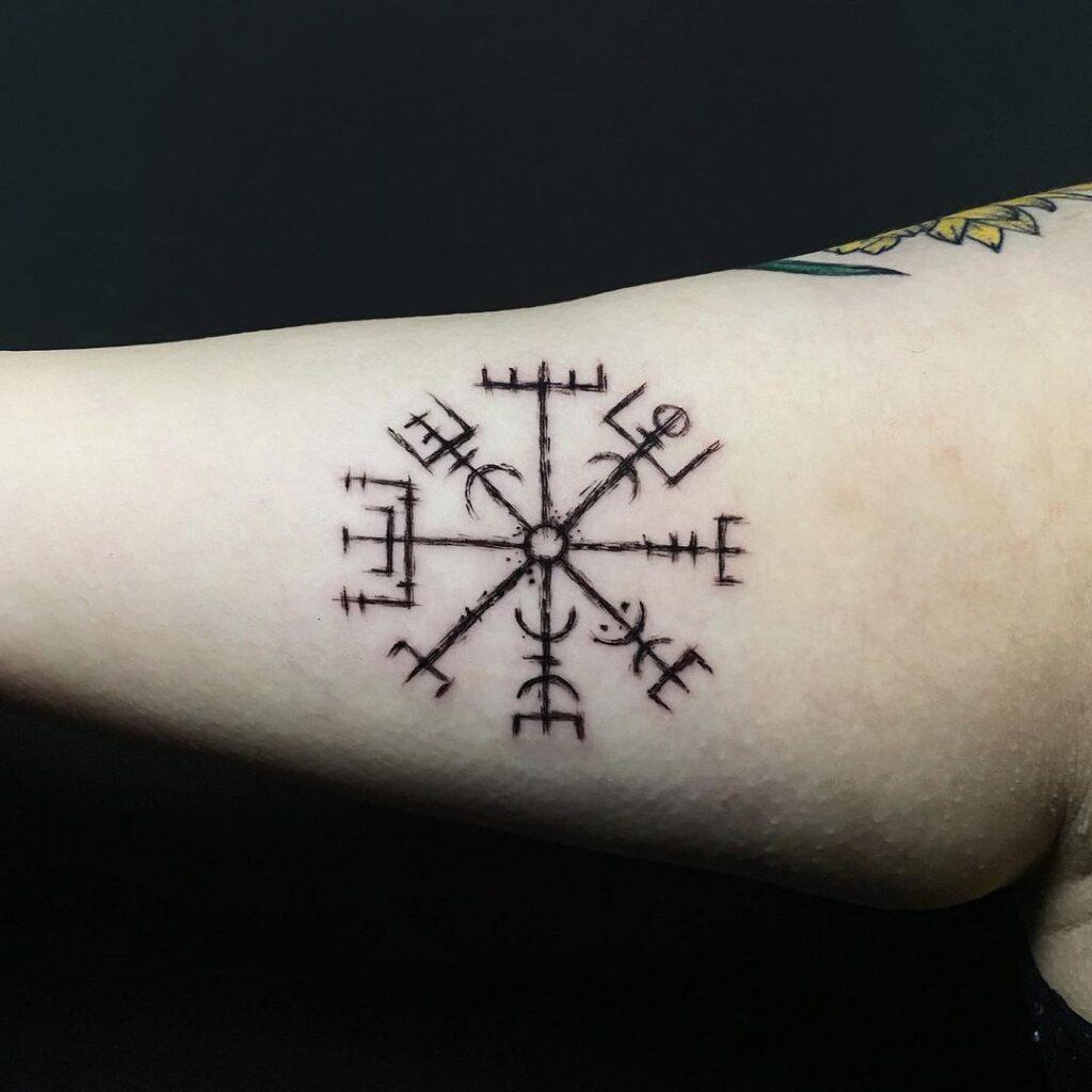 26 ideas de tatuajes de brújulas para el viajero que llevas dentro