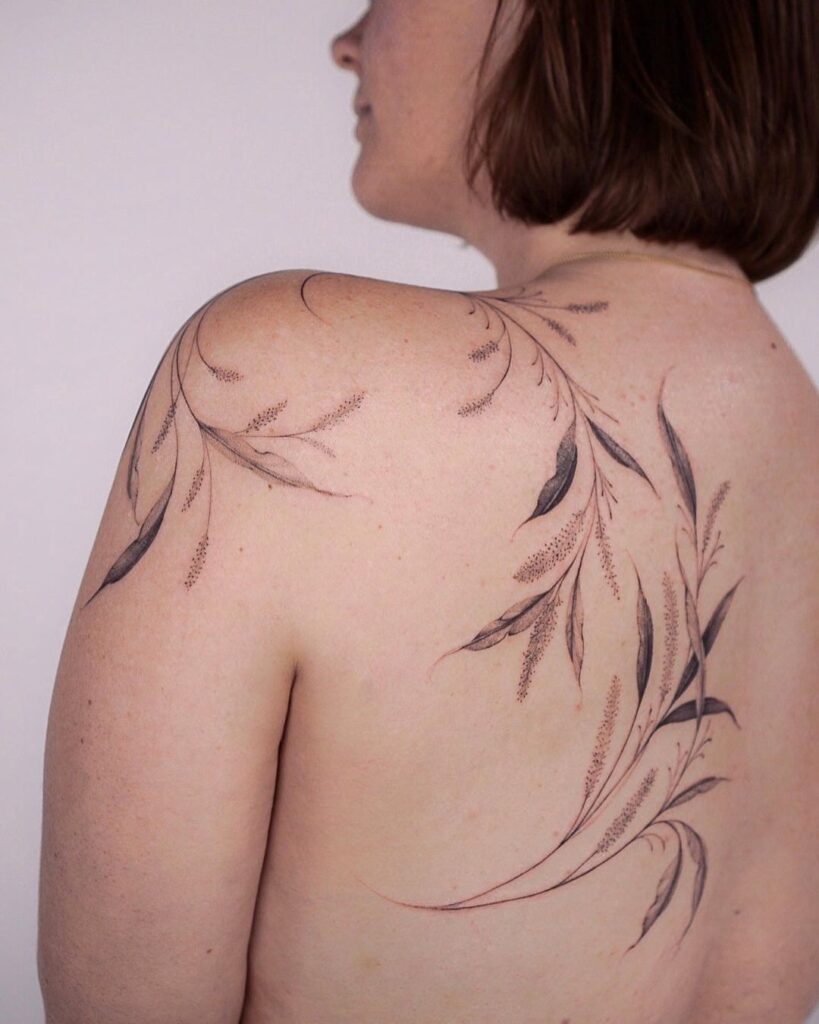 22 idées complexes pour votre tatouage dorsal de vigne
