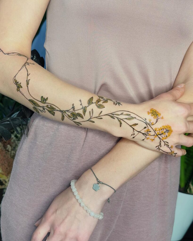 22 ideas de tatuajes florales para decorar tu antebrazo