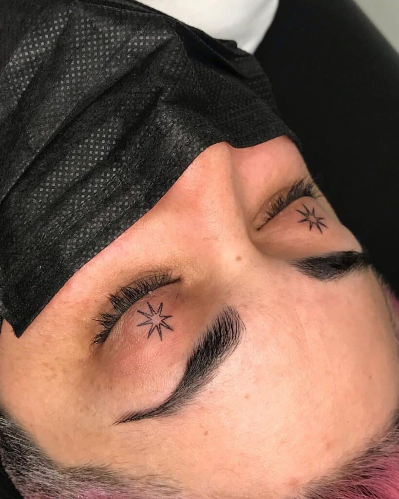 20 Augenlid-Tattoos, die Lust auf eine Tätowierung machen