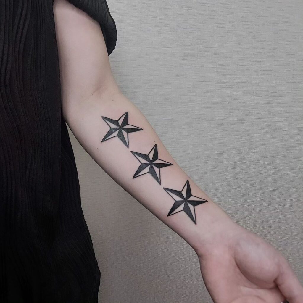 20 idées de tatouages d'étoiles nautiques pour tous les marins