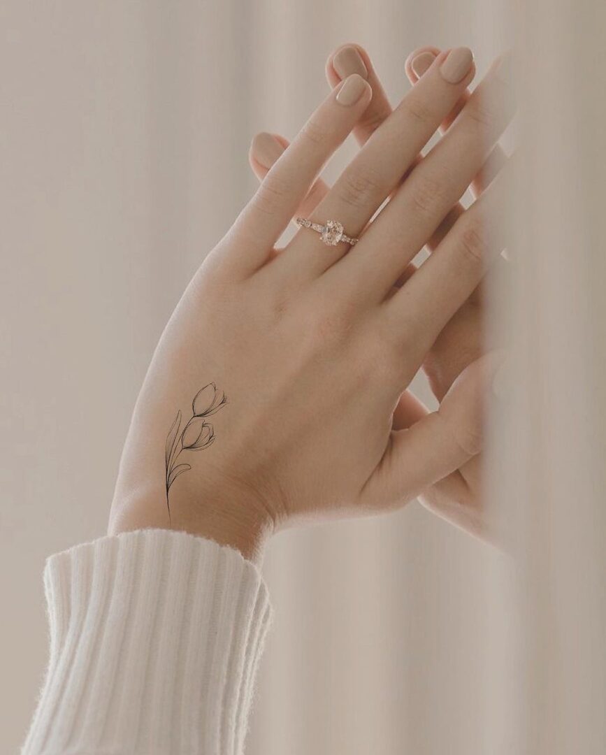 21 Dainty And Dope Hand Tattoos For Women For Any Aesthetic