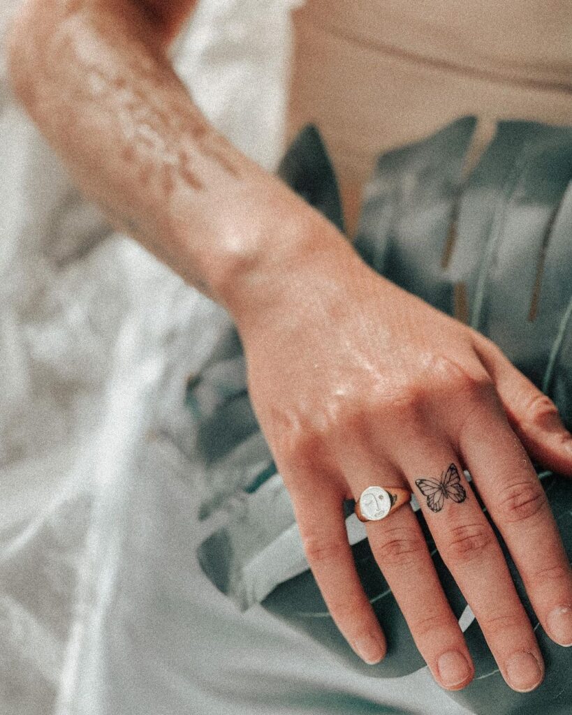 22 tatuaggi a farfalla sulle mani che vi daranno un "Ink-spo" senza fine