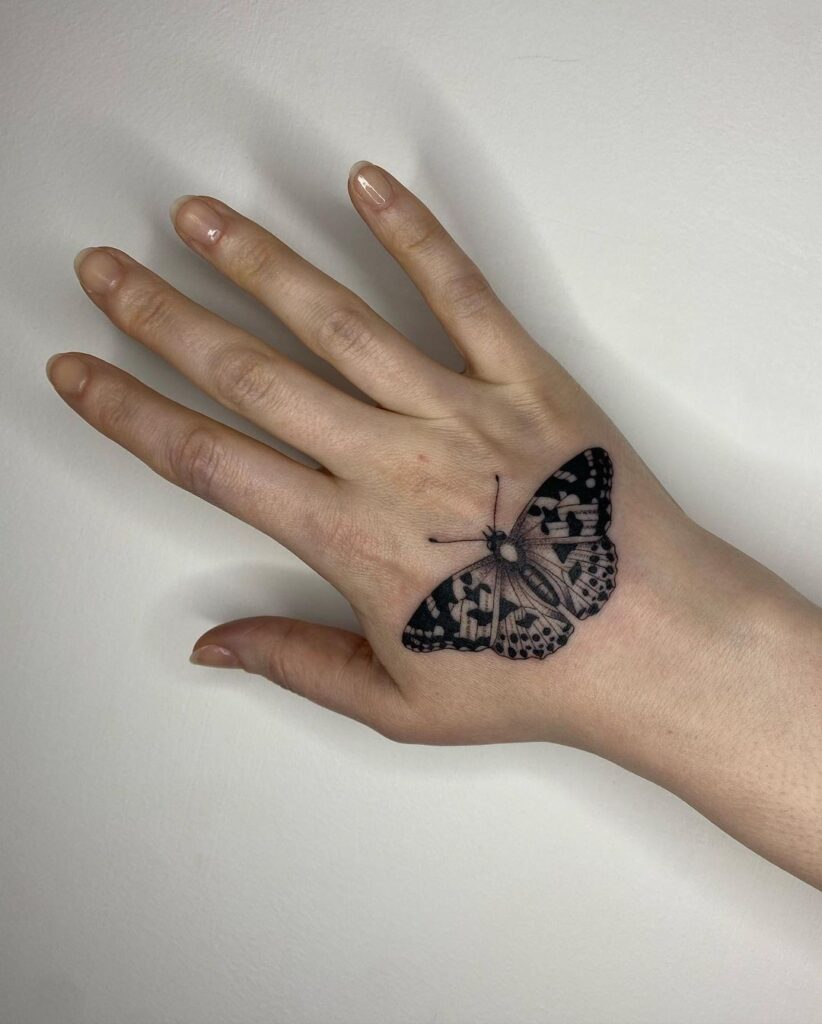 22 tatuajes de mariposas en la mano que te darán "Ink-spo" sin fin