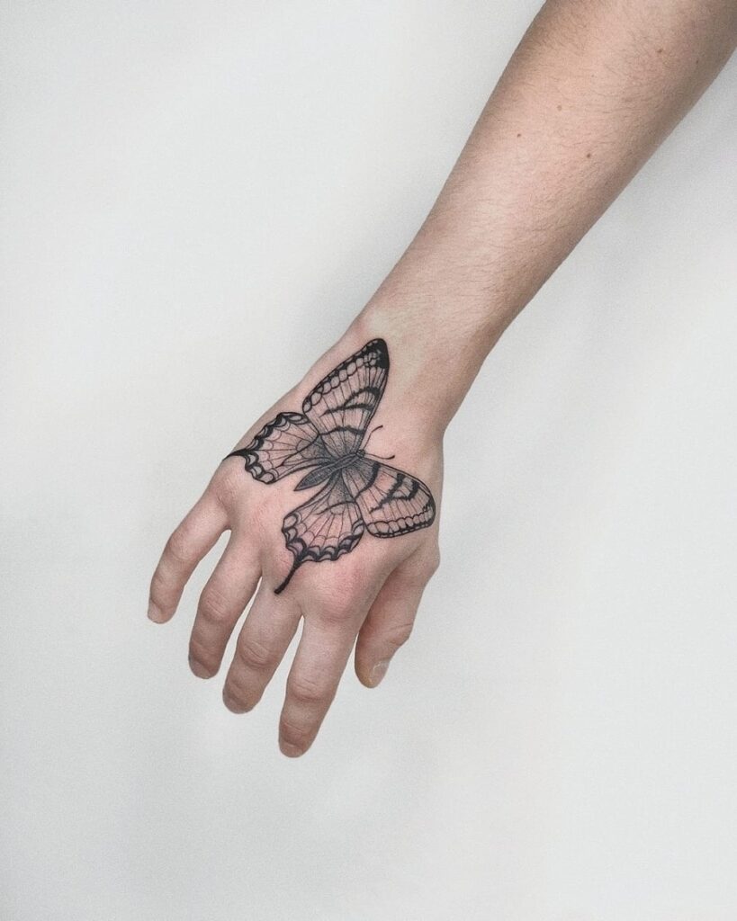 22 tatuagens de borboletas para as mãos que te vão dar um "Ink-spo" sem fim