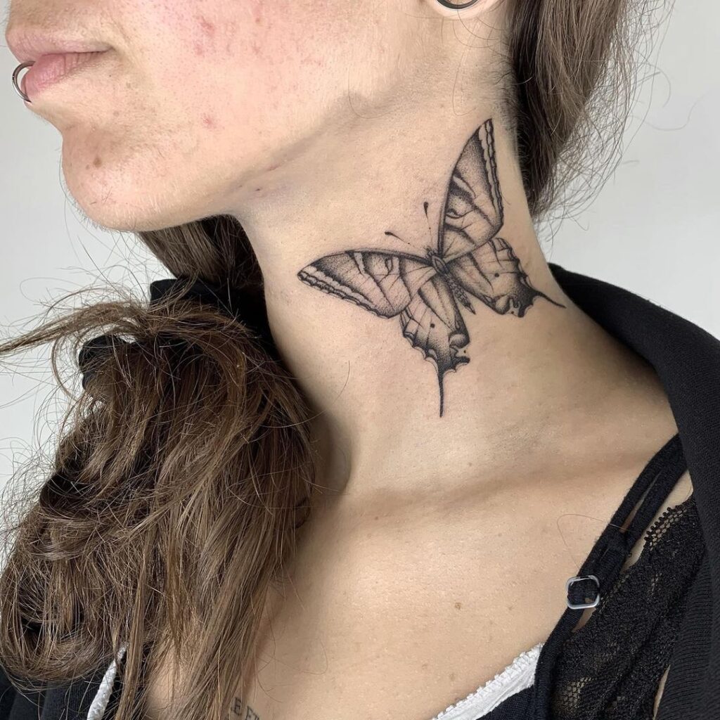 22 tatouages de cou en forme de papillon qui prouvent le pouvoir de la simplicité