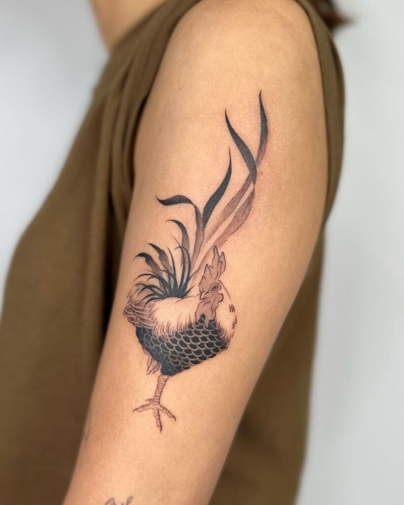 22 revolucionarios tatuajes de gallo que no te arrepentirás de hacerte