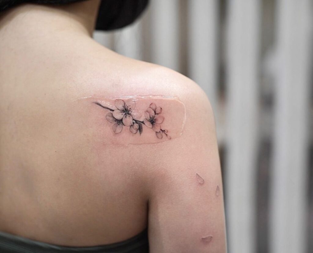 23 delicati tatuaggi sulla schiena, dai delicati puntini ai disegni più audaci
