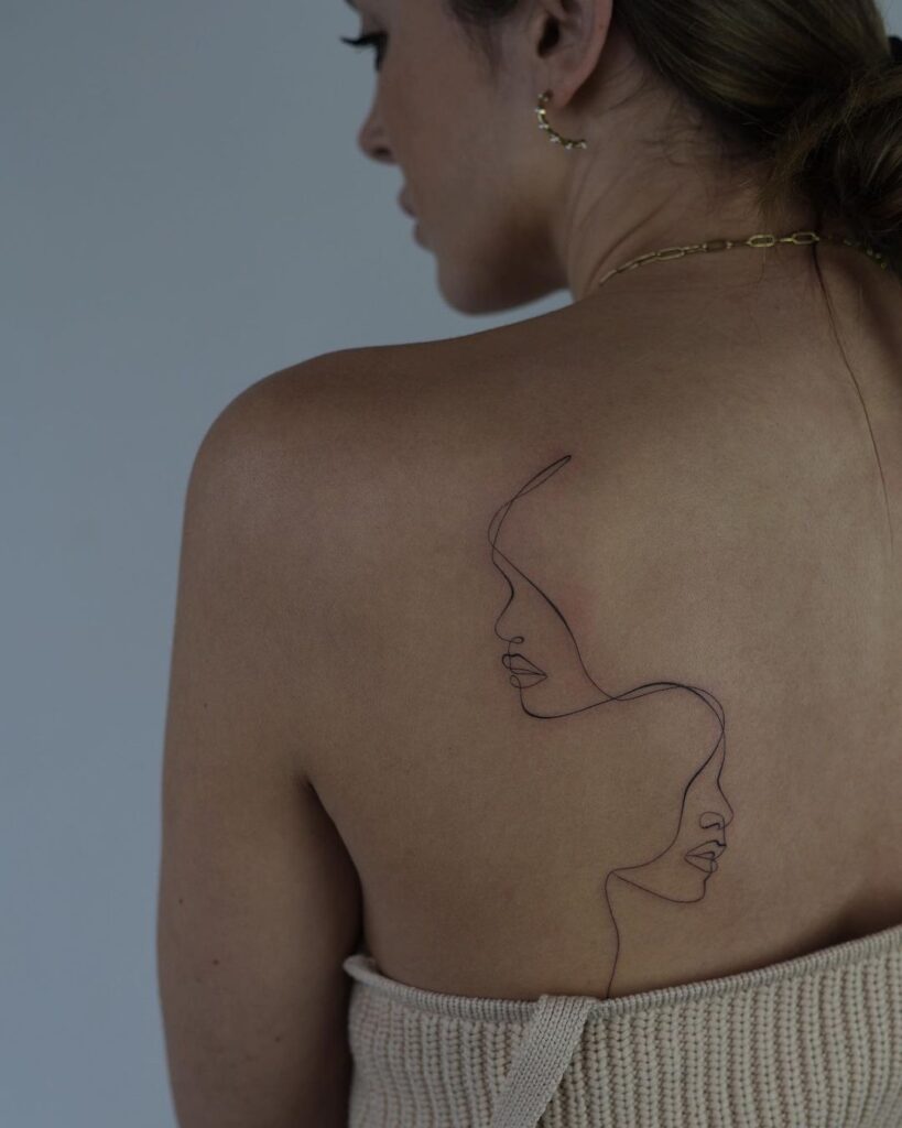 23 delicados tatuajes de espalda, desde delicados lunares hasta atrevidos diseños
