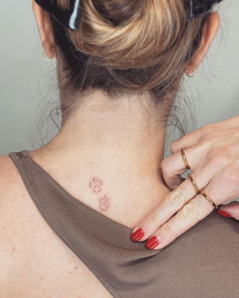 23 delicados tatuajes de espalda, desde delicados lunares hasta atrevidos diseños