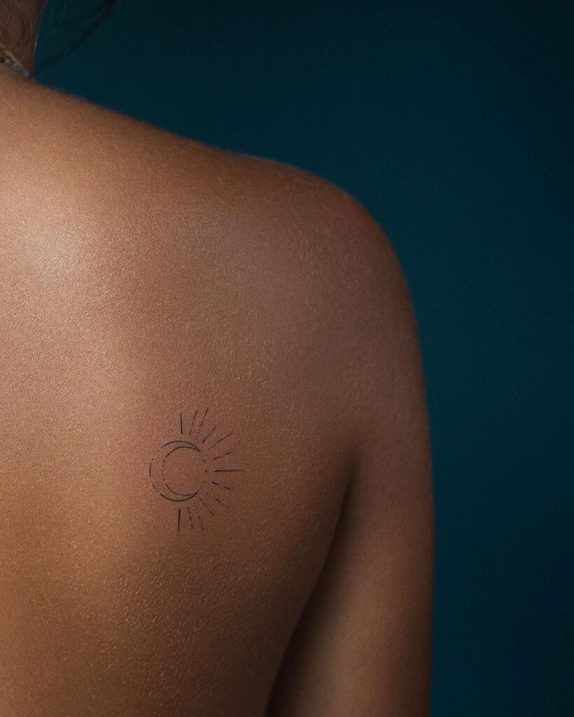 23 delicati tatuaggi sulla schiena, dai delicati puntini ai disegni più audaci