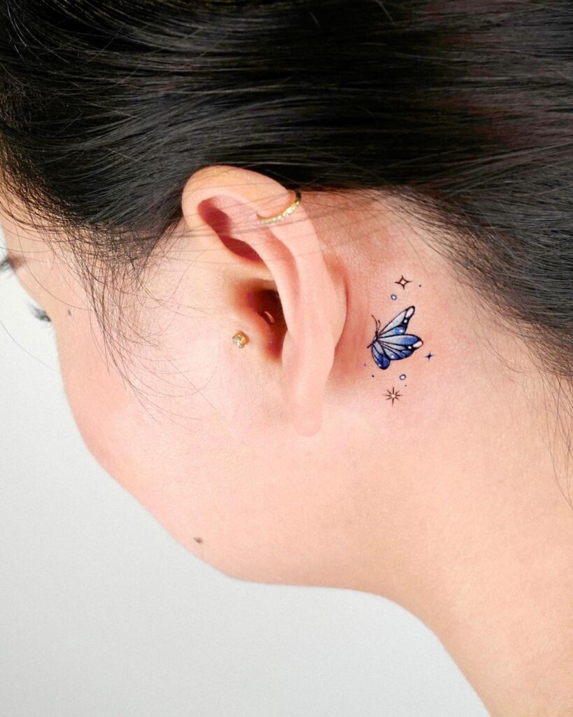 24 idee creative e fantastiche per il tatuaggio della farfalla dietro l'orecchio
