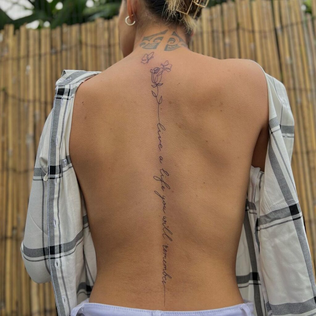 24 idées de tatouages cursifs sur la colonne vertébrale : De la délicatesse à l'audace