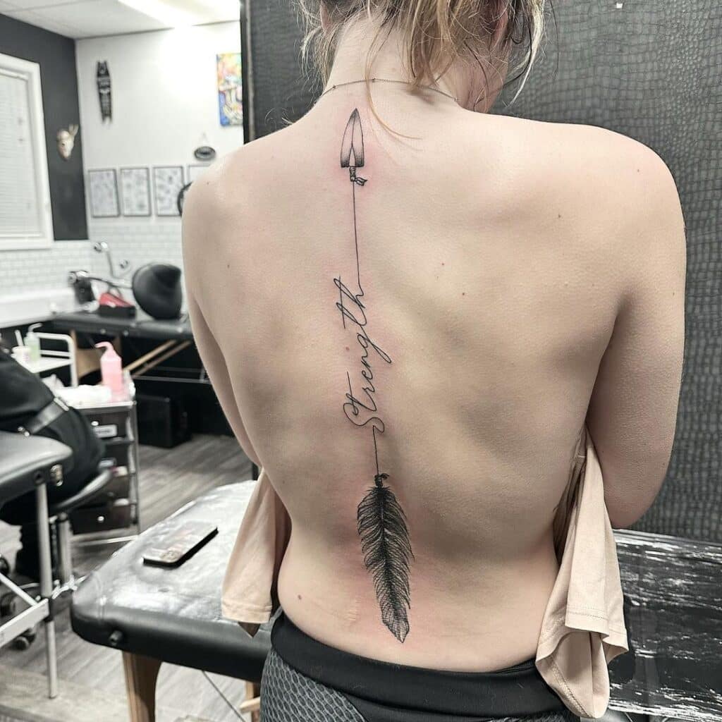 24 ideas para tatuarse la columna vertebral en letra cursiva: De lo delicado a lo atrevido
