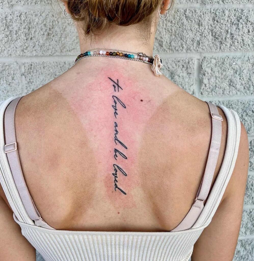 24 idee di tatuaggio della colonna vertebrale in stile corsivo: Da delicato a elegante
