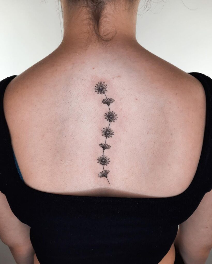 24 bonitos tatuajes en la columna vertebral que están "increíblemente" de moda