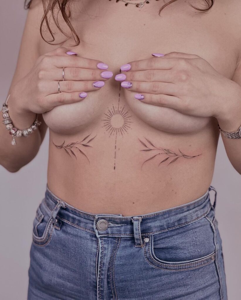 24 tatuagens de fogo no meio do peito para as mulheres experimentarem agora mesmo