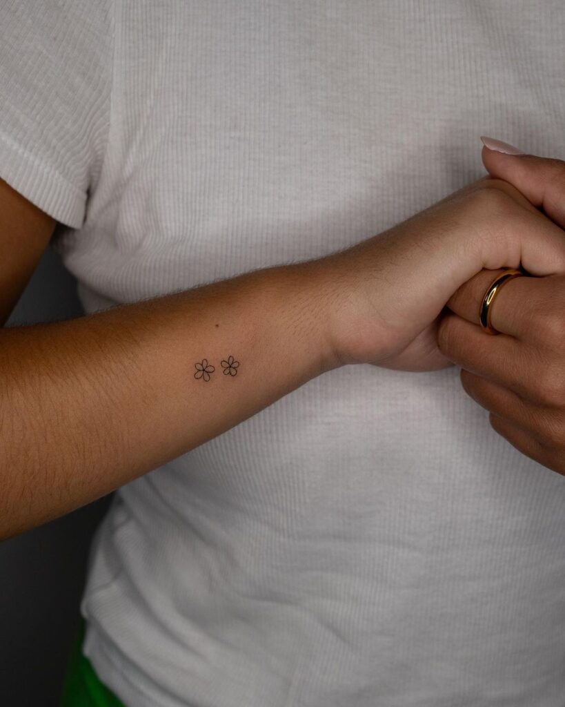 24 diminutos tatuajes de manos para el minimalista moderno