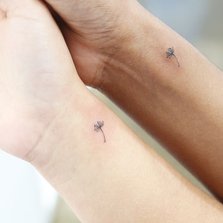 24 diminutos tatuajes de manos para el minimalista moderno