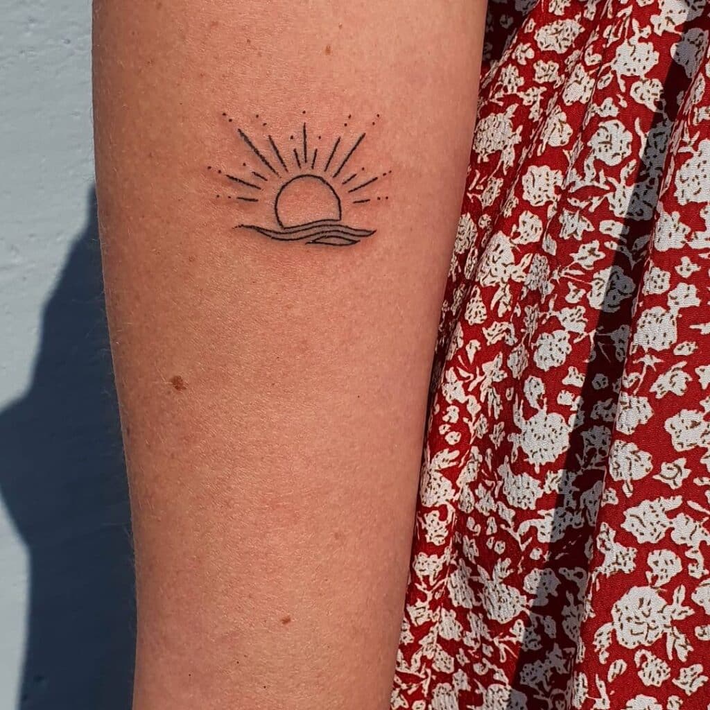 24 ideias de tatuagens de ondas e sol e o significado por trás delas