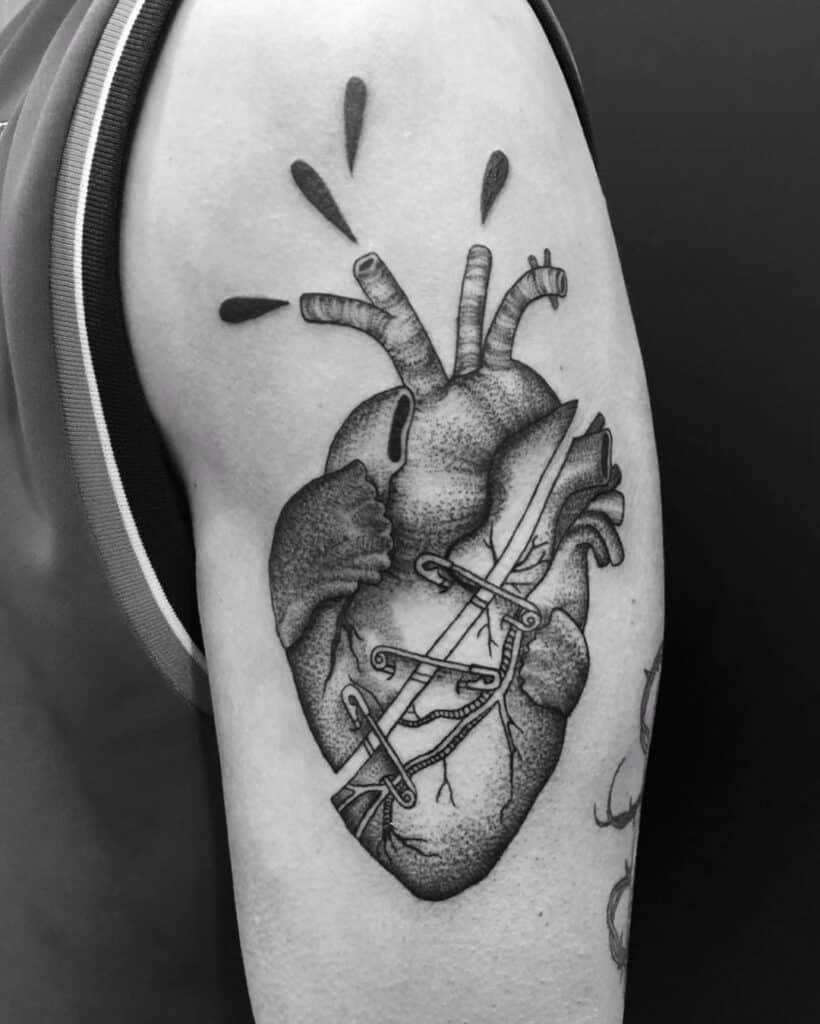 25 idee di tatuaggio a forma di cuore spezzato per condividere i vostri sentimenti
