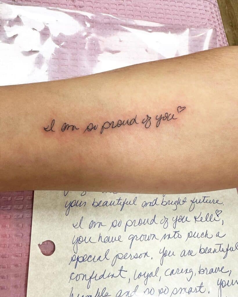 25 tatuagens de caligrafia que vão durar uma vida inteira