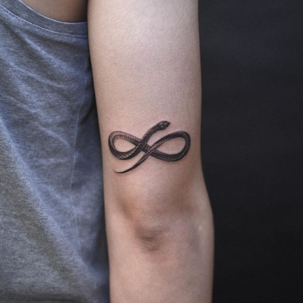 25 tatuagens de infinito intrincadas que vão além da tendência Y2K
