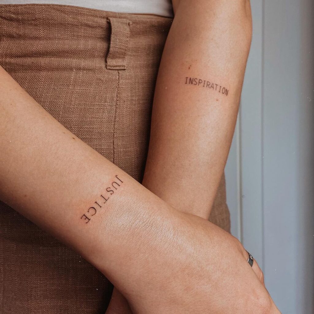 26 tatuaggi con una sola parola che testimoniano il potere della semplicità
