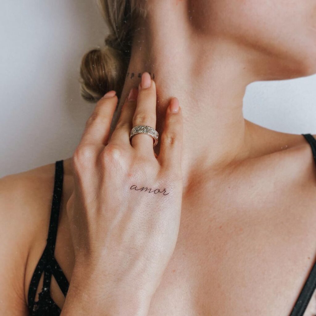 26 tatuajes de una palabra que atestiguan el poder de la sencillez