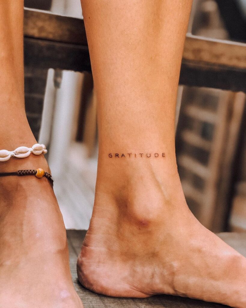 26 tatuaggi con una sola parola che testimoniano il potere della semplicità