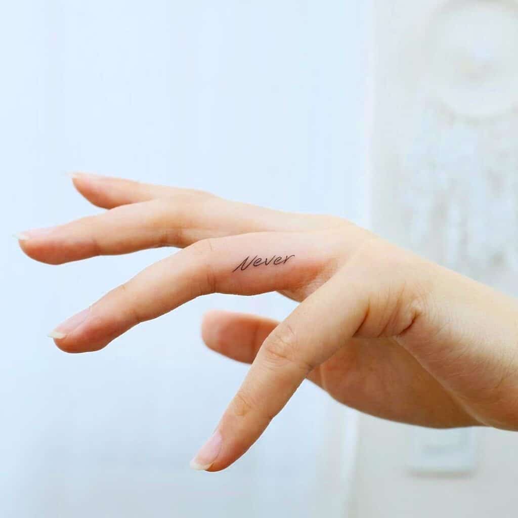 26 tatuagens de uma palavra que atestam o poder da simplicidade