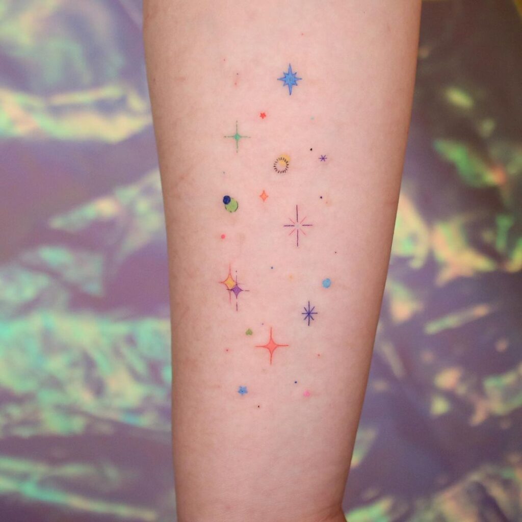 26 Glitzernde Tattoo-Designs für Ihre stellare Inspiration