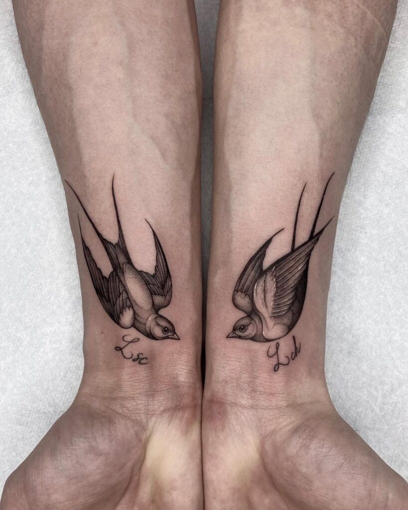 30 Tatuagens de andorinha: Desenhos que contam a sua história