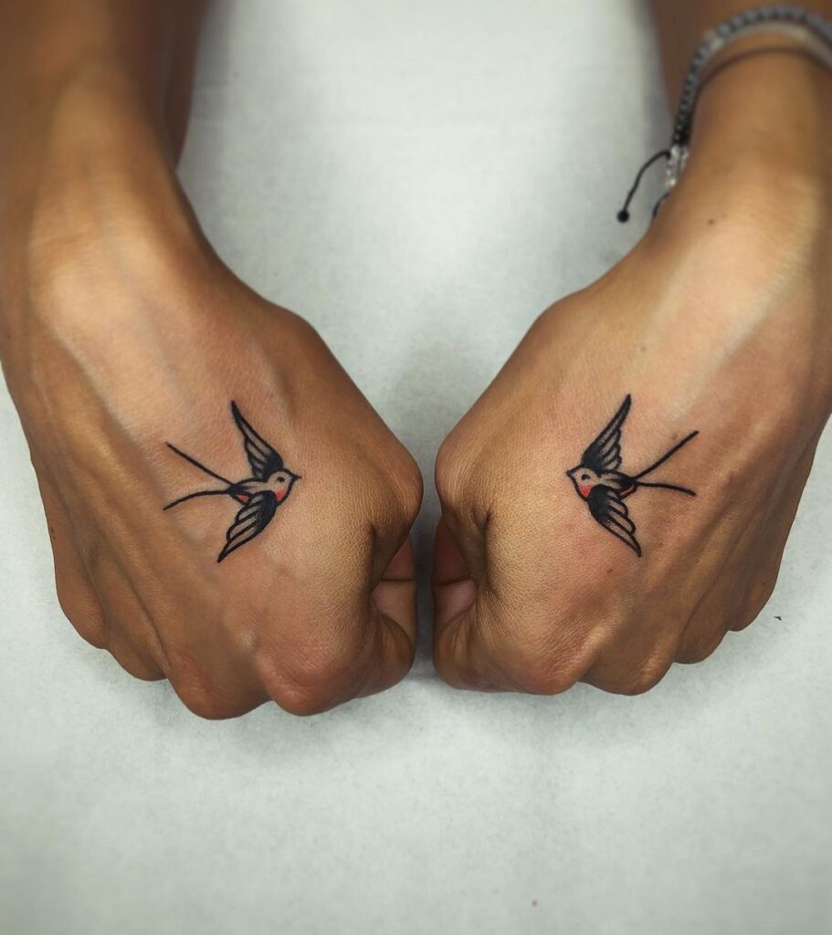 30 Tatuagens de andorinha: Desenhos que contam a sua história