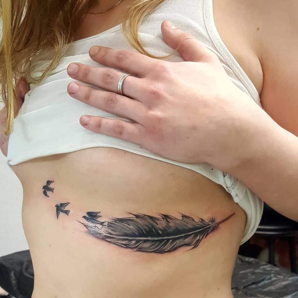 23 idées de tatouage sous la poitrine pour les femmes les plus courageuses